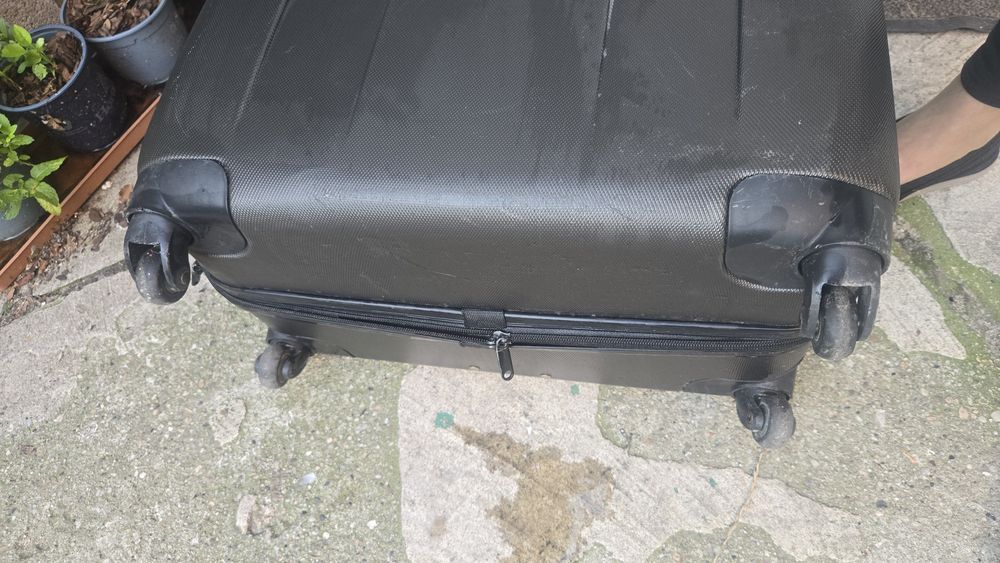 Walizka podróżna duża.  Plastikowa.