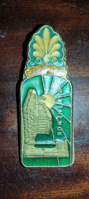 Três clipes de papel, em bronze