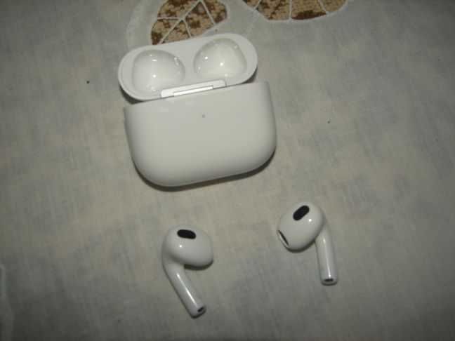 Apple AirPods 3 generacjii z etui ładującym douszne