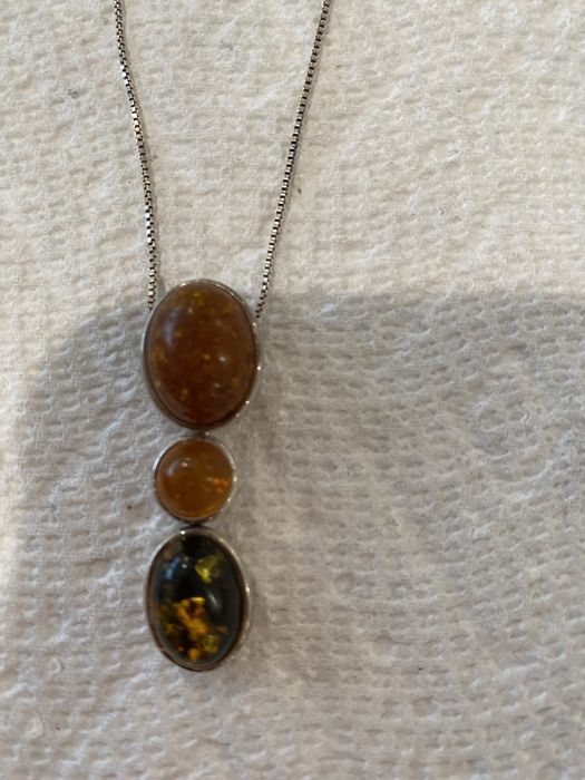 На подарунок срібне колье