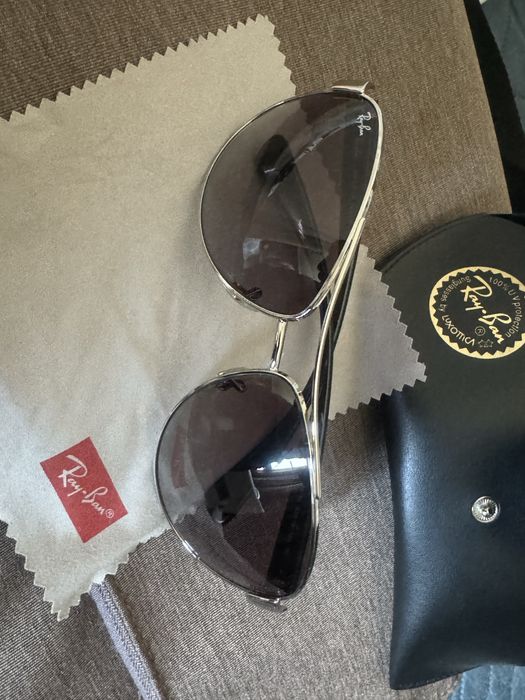 Ray . Ban Vendo oculos novos so usei uma vez de achei que a mim nao me ficavam muito bem e comprei uns Carrera ficavam me melhor. Vendo para despachar