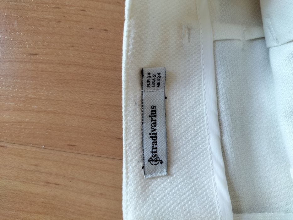 Calções branco sujo, com cinto Stradivarius