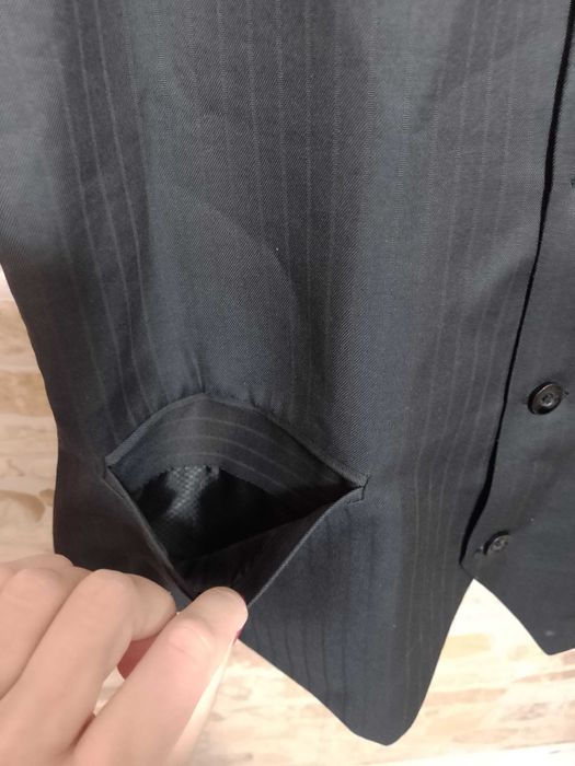 (M/L) Czarna kamizelka garniturowa w prążki z Londynu