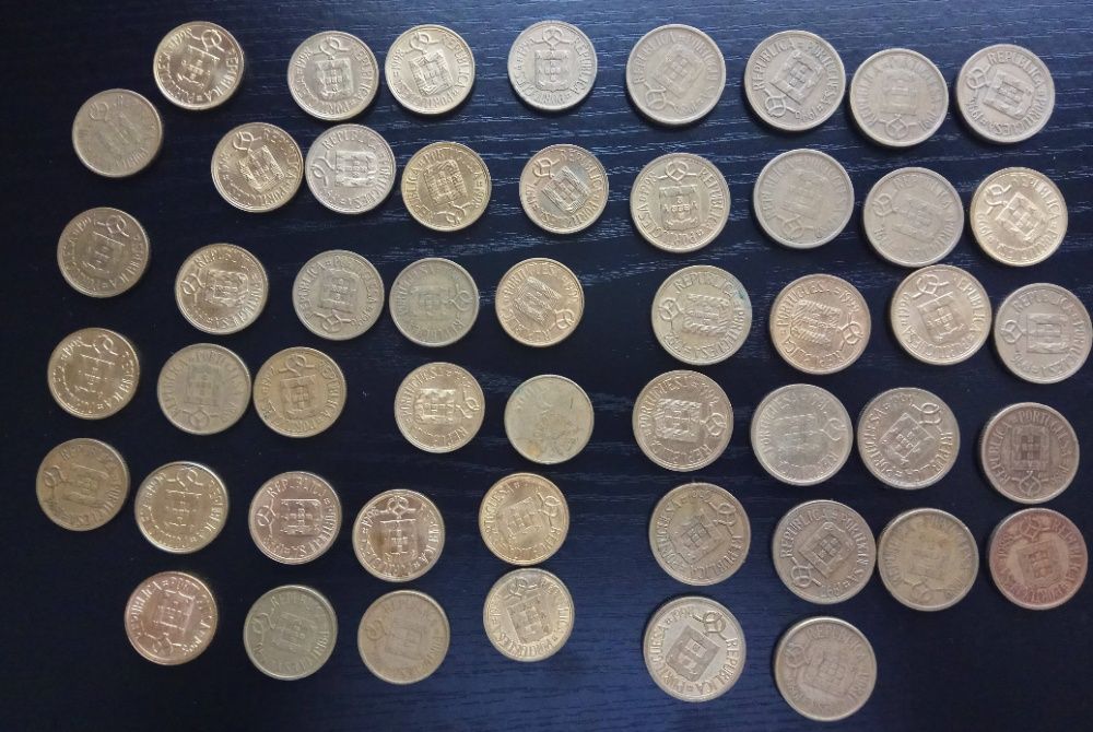 Moedas de 50 de 100 e 200 escudos entre outras
