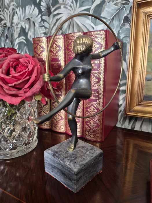 Estatueta Art Déco "Dançarina com Aro"
