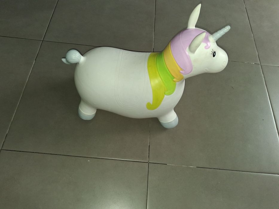 unicórnio insuflável saltitão