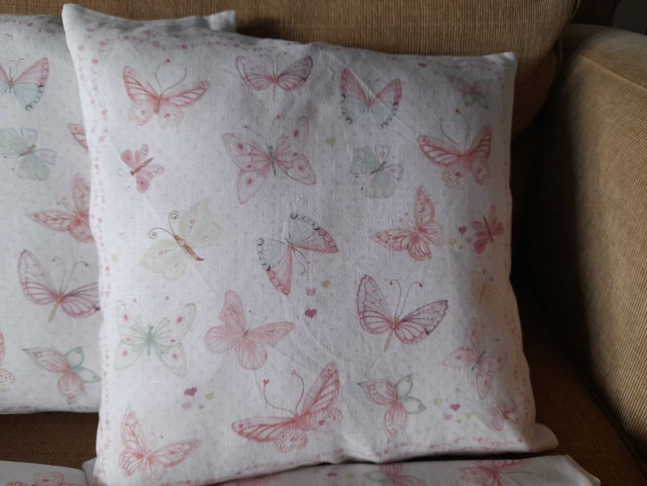 Conjunto cortinados e almofadas em linho para quarto de menina