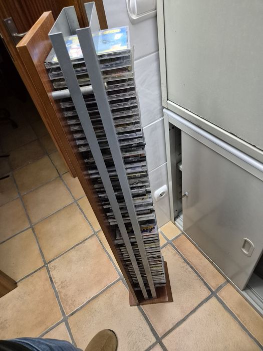Vendo torre para colocar 60 cd's