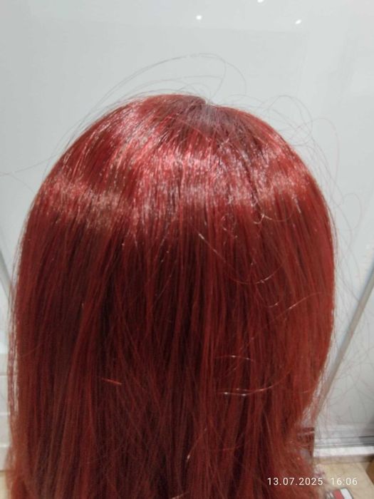 Peruka . Włosy długie ok 70 cm . Cieniowane delikatnie falowane