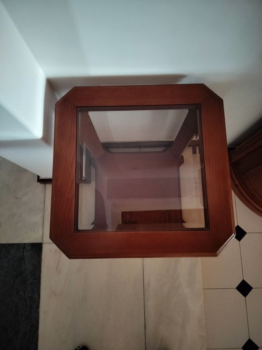 Mesa auxiliar em madeira e vidro