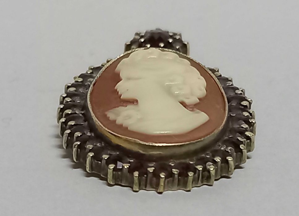 Stary wisior, kamea z granatami, srebro złocone