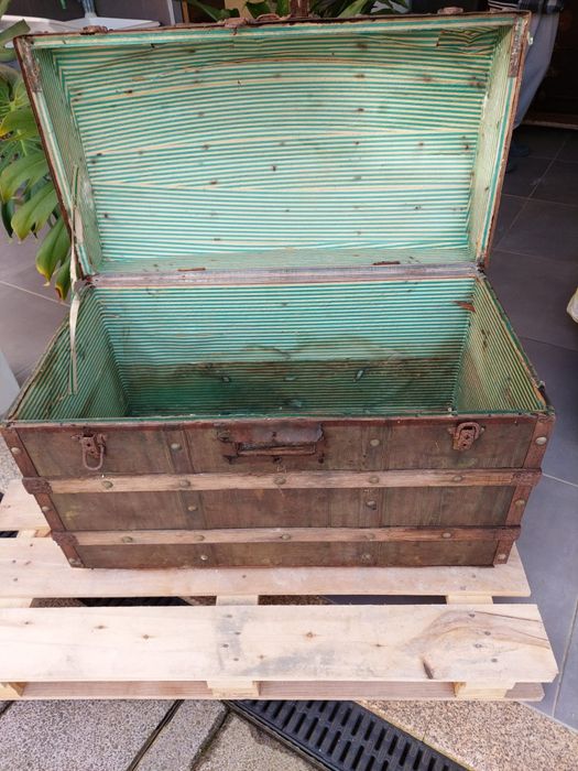 Baú antigo em madeira - estilo vintage / decorativo
Baú antigo em made