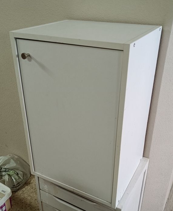 Móvel armário branco com prateleira