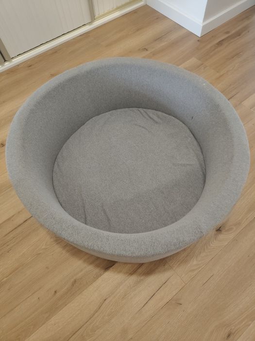 Suchy basen z kulkami