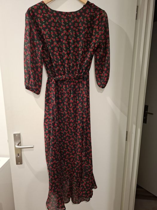 Vestido Bershka com padrão floral em preto e vermelho.
Tamanho S 
Forr