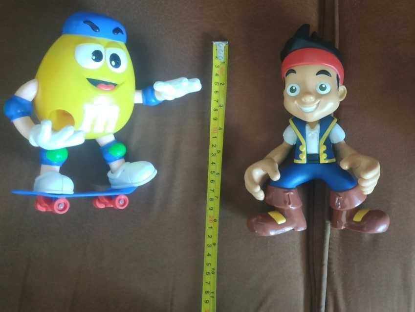 Boneco Jake Pirata da Terra do Nunca da Disney e Boneco M&M