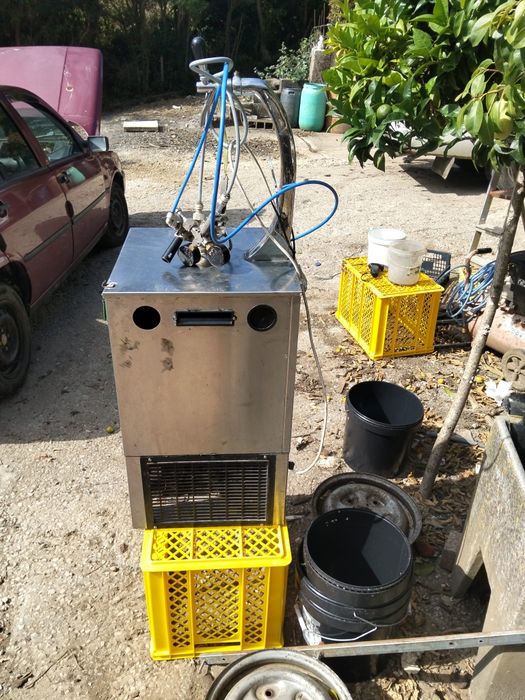Máquina de cerveja a trabalhar