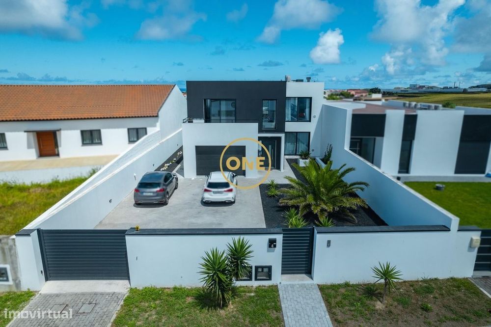 Moradia T2+1 Nova - Piscina, Terraço, Ginásio e Suíte com Closet
