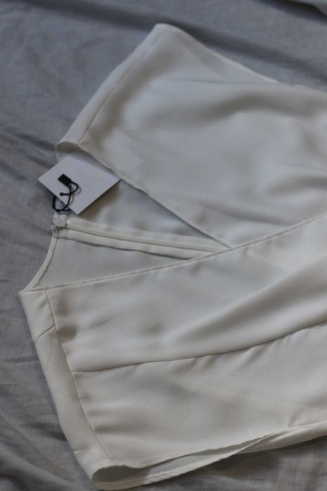 Blusa silhueta assimétrica com detalhe de nó