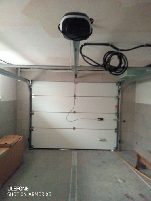 Секционные гаражные ворота Alutech Classic, золотой дуб, новые