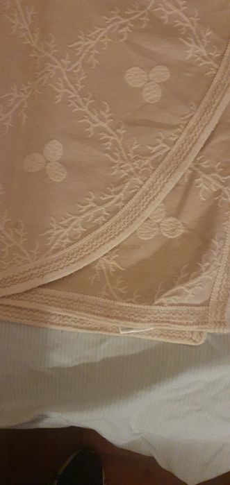 Colcha em tons bege e branco reversível