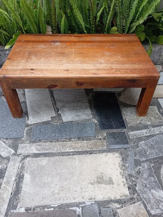 Vendo esta mesa muita bonita bom estado