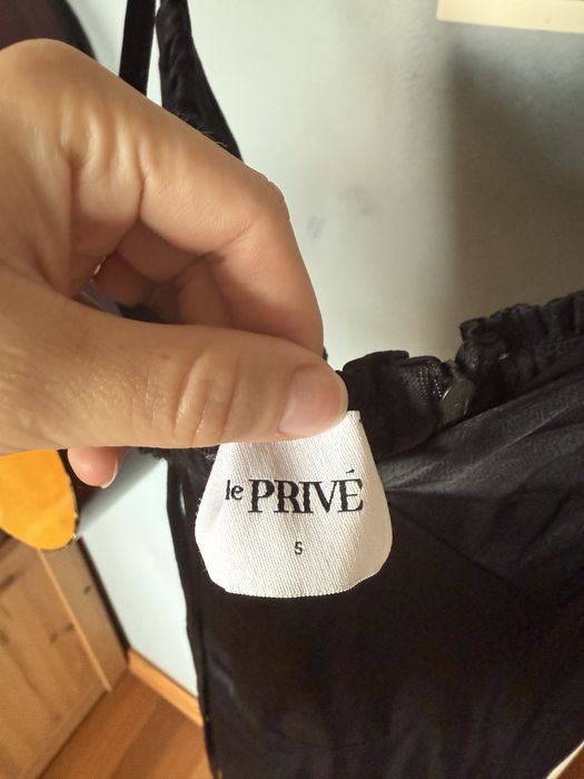 Czarna satynowa sukienka Le Prive S