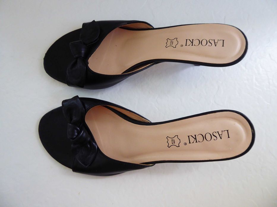 Czarne klapki damskie skórzane Lasocki z  kokardką r. 38
