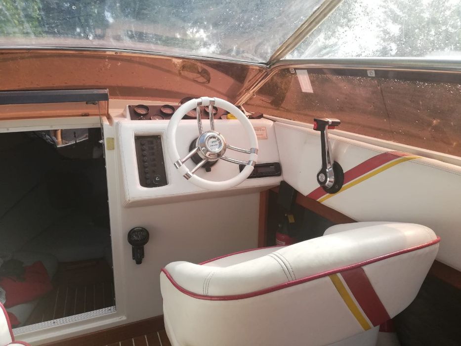 Motorówka kabinowa Jeanneau db23