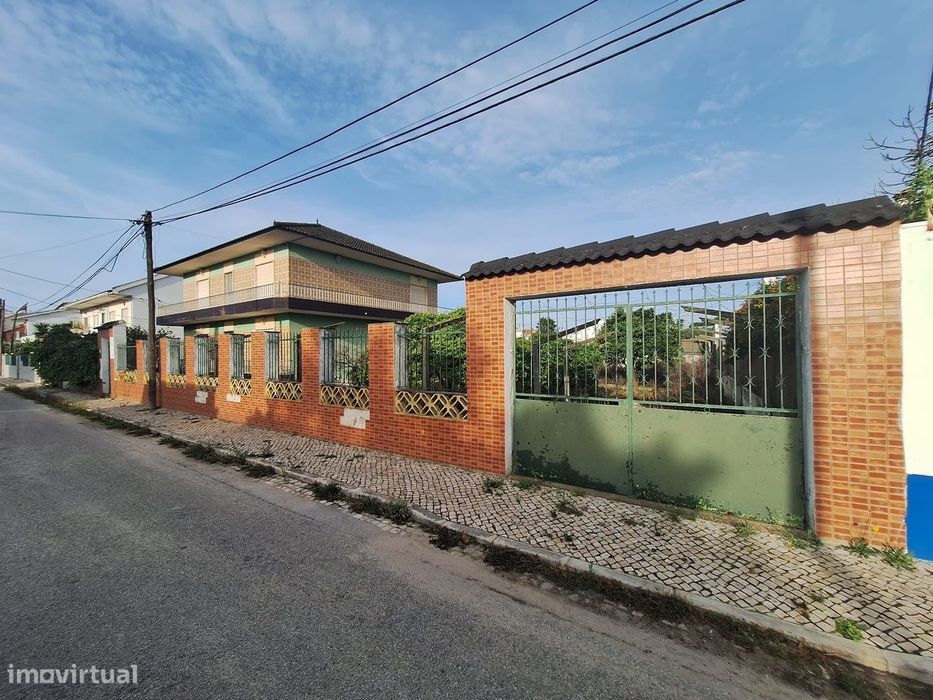 Moradia Para Reabilitação Total | 2 Apartamentos T3 | Terreno 1.080 M²