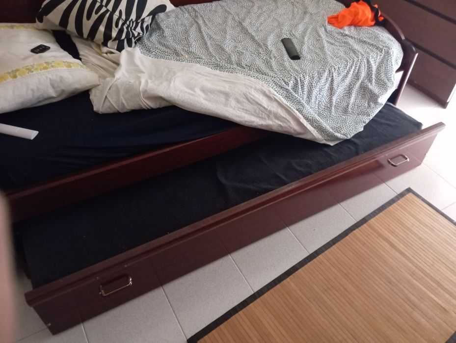 Cama dupla com 2 colchões