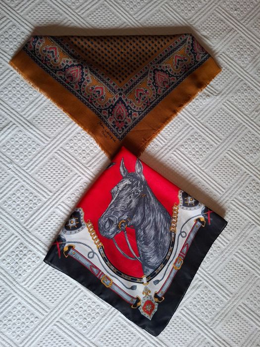 Lenços de Pescoço Quadrados ( Dois )