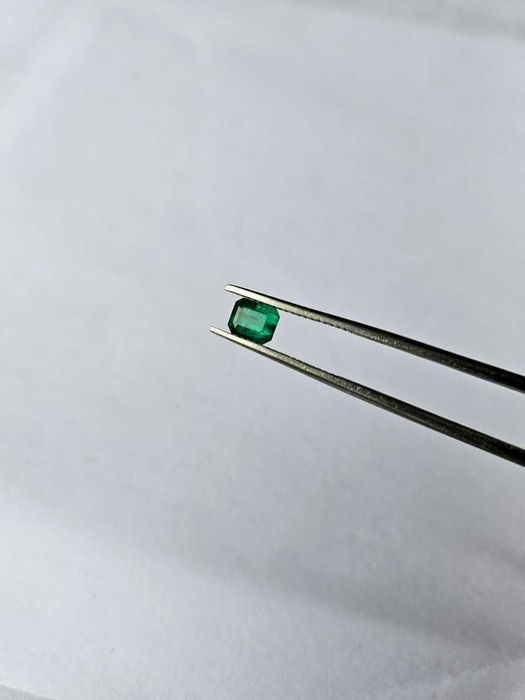 Naturalny szmaragd 0.81 ct kamień szlachetny Panheer Vivid Green Certyfikat AIG