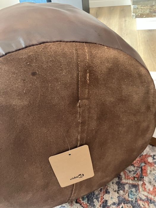 Puff  arredondado castanho  em pele, diametro 60 cm/ altura 30 cm.