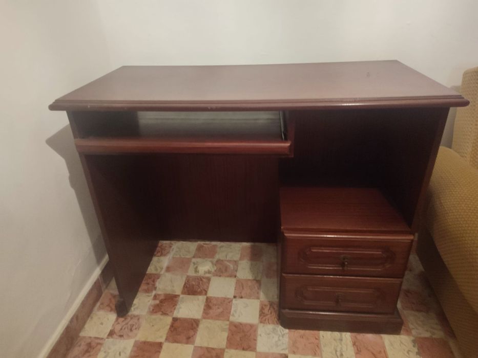 Secretaria de madeira escura com 2 gavetas e prateleira deslizante
