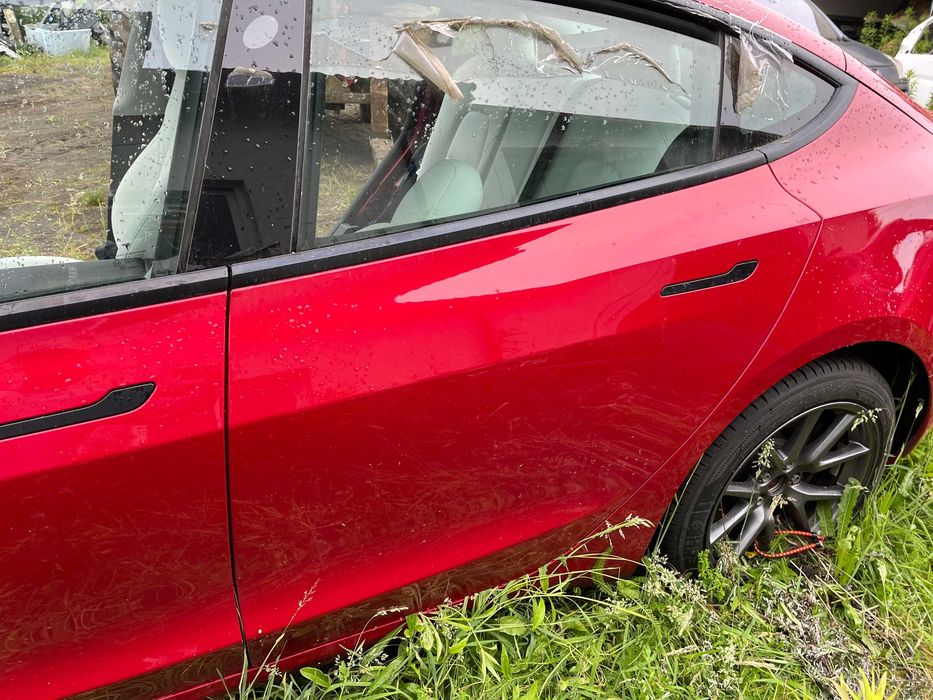 Tesla Model 3 двері передні задні праві ліві рест дорест