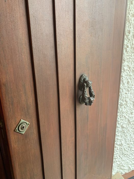 Porta da rua de madeira maciça e batente