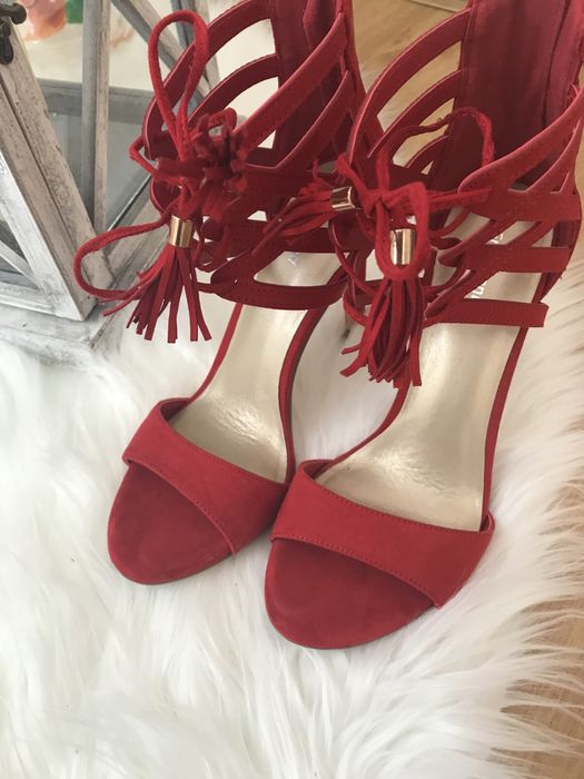 Sandałki szpilki czerwone wiązane 37
