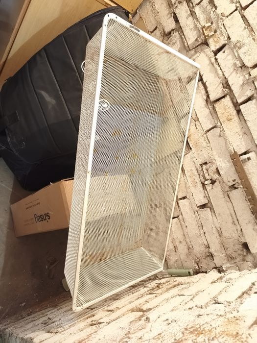 przedmiot to prawdopodobnie druciany kosz do przechowywania z systemów