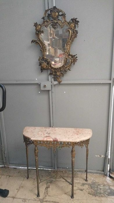Conjunto de mesa e espelho em latão trabalhado e pedra natural
