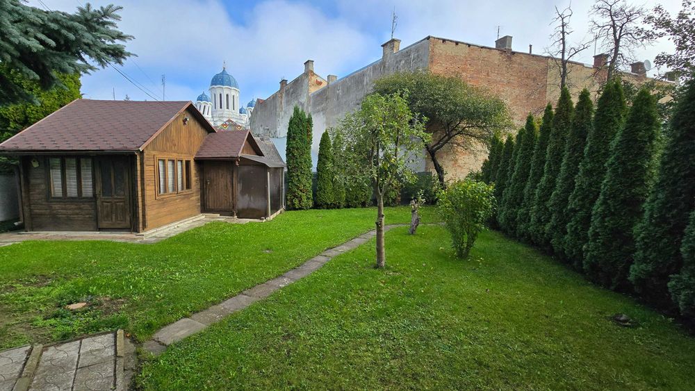 Продається будинок в центрі міста.
