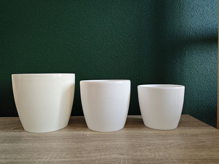 Продаю білі пластикові горщики для квітів