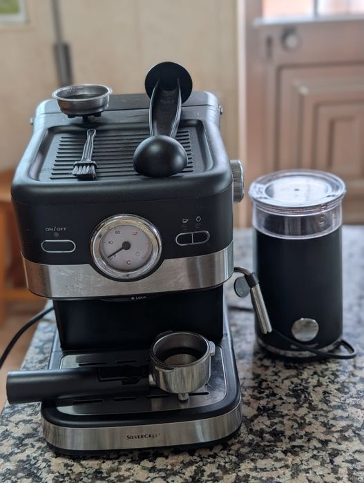 Maquina de café e espuma de leite