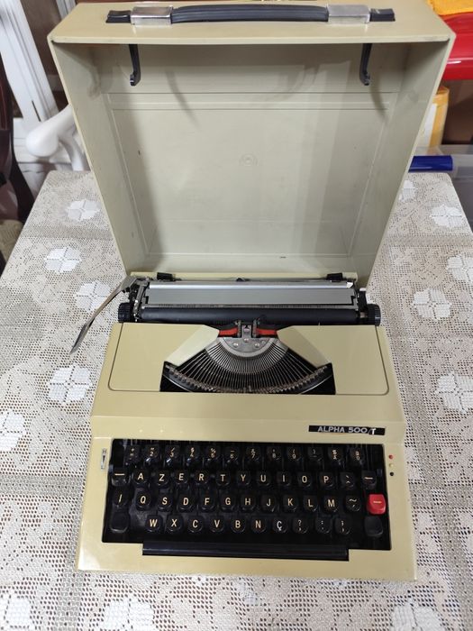 Máquina de escrever ALPHA 500T