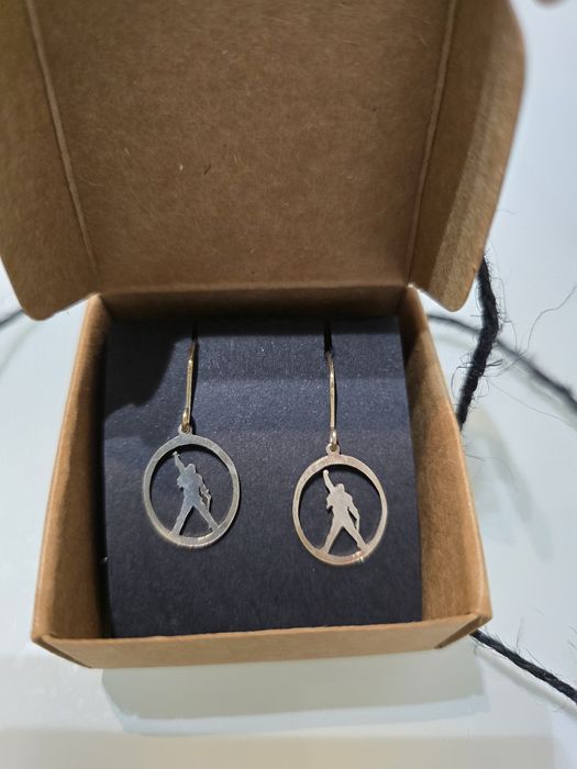 Brincos de prata com silhueta do Freddy Mercury