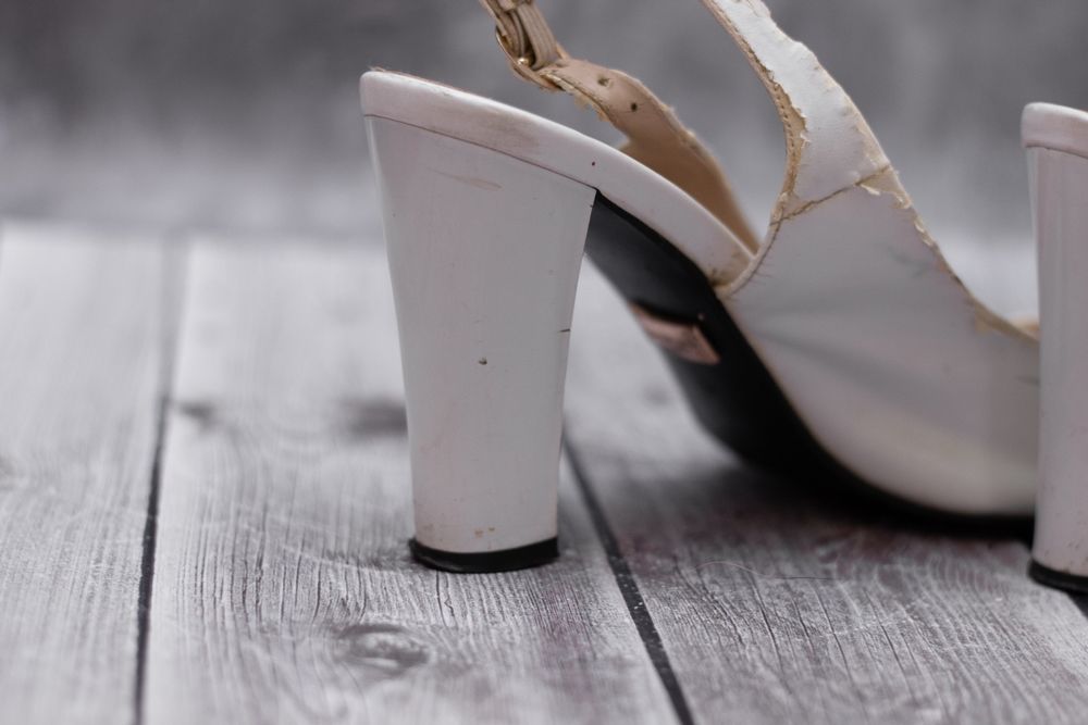 Босоніжки білі під реставрацію