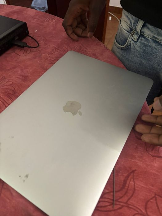 MacBook Pro 13 polegadas (Late 2017 / A1708) em bom estado geral.