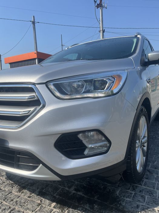 Продаю Ford Escape