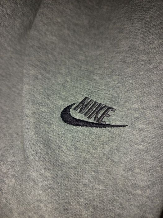 Штани Nike б/у оригінал
Нюансів нема 
Заміри в лс сайз с-м кажіть ріс