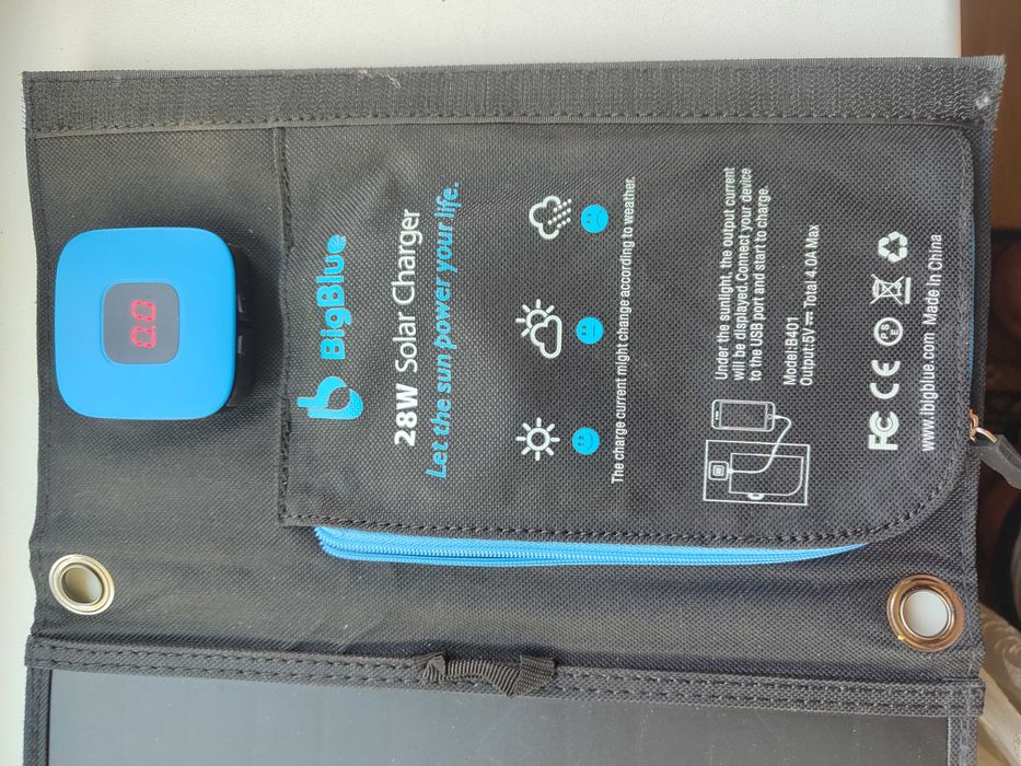 Сонячна панель BigBlue Solar Charger 28W B401. Maє чотири панелі які забезпечують хорошу роботу